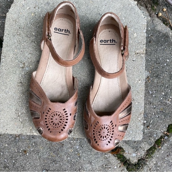 Earth sandal, closed toe, metallic, cutout - Picture 3 of 7